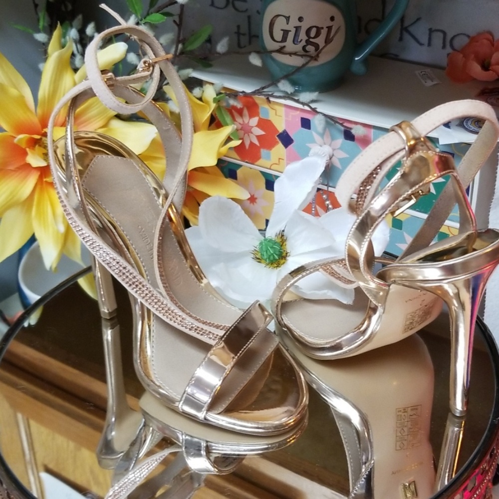 NWT ROSE GOLD SANDLES